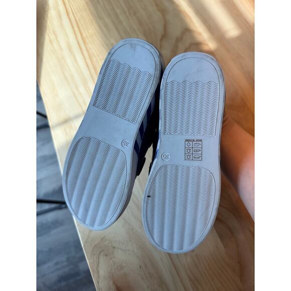 NWOB Ruby Label Genuine Leather Blue Striped & White Velcro Kid Shoes SZ‎ 3.5 US - Picture 5 of 6